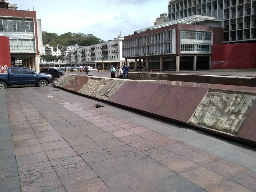 En FOTOS: El total abandono de la Plaza Caracas y el Centro Simón Bolívar