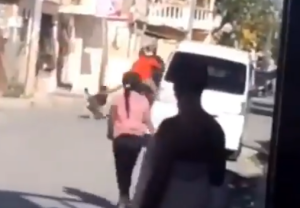 Le rompieron el corazón: Mujer pierde la cabeza y persigue al marido para que no la deje (VIDEO + TERRIBLE MAMONAZO)