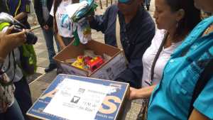 Fapuv y el Colegio de Enfermería de Caracas realizan donativo a familiares de pacientes en el JM de los Ríos #5Jun