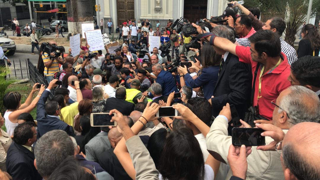 Entre empujones con GNB, periodistas logran entrar al Palacio Federal Legislativo (Videos+Fotos) #4Jun