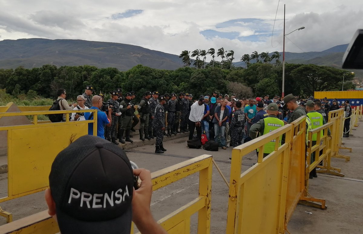 EN FOTOS: Los 59 colombianos se encuentran en la frontera para proceso de deportación
