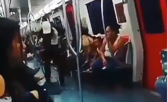 Hombre aprovecha ausencia de personal en el Metro de Caracas para limpiar vagones y obtener ayuda (VIDEO)