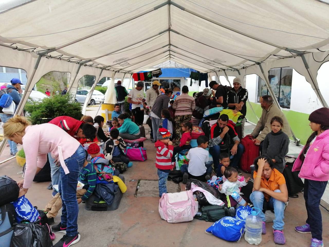 Desesperación en venezolanos por un cupo de autobús que los lleve a Perú