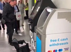 En VIDEO: El insólito instante en que un cajero automático empezó a escupir euros