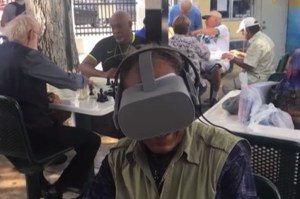 En Video: La realidad virtual, una aventura que llega a los adultos mayores