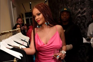 Rihanna regresó a New York en un sensual vestido para decir “no más música”
