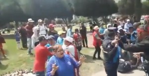 EN VIDEO: La mega TRIFULCA entre venezolanos y ecuatorianos en una plaza de Quito