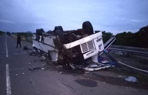 Al menos dos fallecidos tras el volcamiento de un autobús en Puerto Ordaz (FOTO)