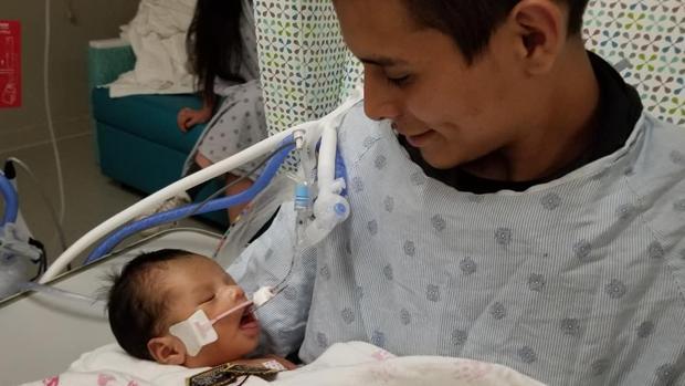 El bebé que fue arrancado del vientre de su madre asesinada muestra signos de recuperación