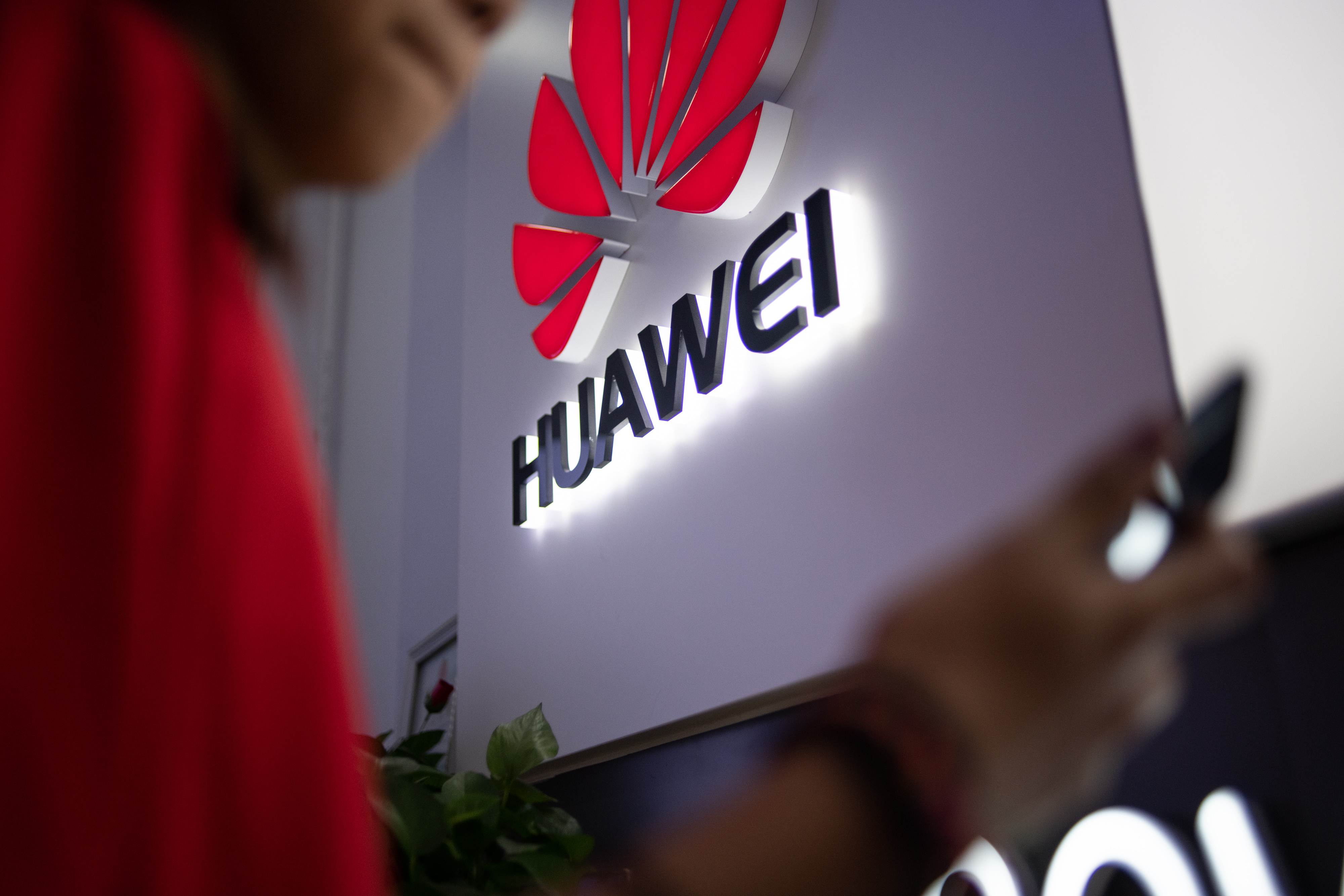 La tecnología 5G de Huawei en EEUU no va, según asesor de comercio de la Casa Blanca