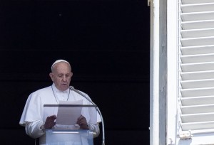 El papa Francisco quedó encerrado en un ascensor y fue socorrido por los bomberos