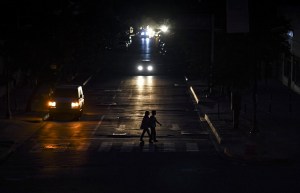 EN FOTOS: La noche venezolana vuelve a depender de las velas en nuevo apagón masivo