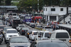 Caracas recobra servicio eléctrico, pero algunos estado siguen sin luz tras el mega apagón rojo