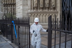 Suspenden las obras en Notre Dame por temores sobre exposición de obreros al plomo