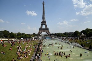 En imágenes: Parisinos se bañan en las Fuentes de Trocadero ante nuevo récord de calor