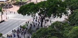 Mosca con LA PARRANDA e’ motochavistas que se desplazan por la avenida Bolívar #5Jul (VIDEO)