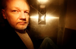 El fundador de WikiLeaks se casa en la cárcel con su exabogada