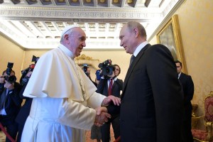 La Foto: El momento en que el papa Francisco recibe en el Vaticano a Vladimir Putin