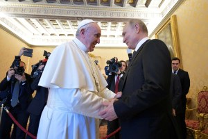 Putin felicita al papa Francisco por sus 85 años