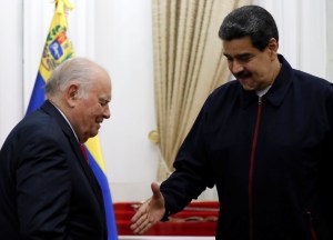 Maduro recibió la visita de un Enrique Iglesias con evidentes reservas (Fotos)