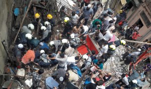 Dos muertos y 40 desaparecidos en India al desplomarse un edificio