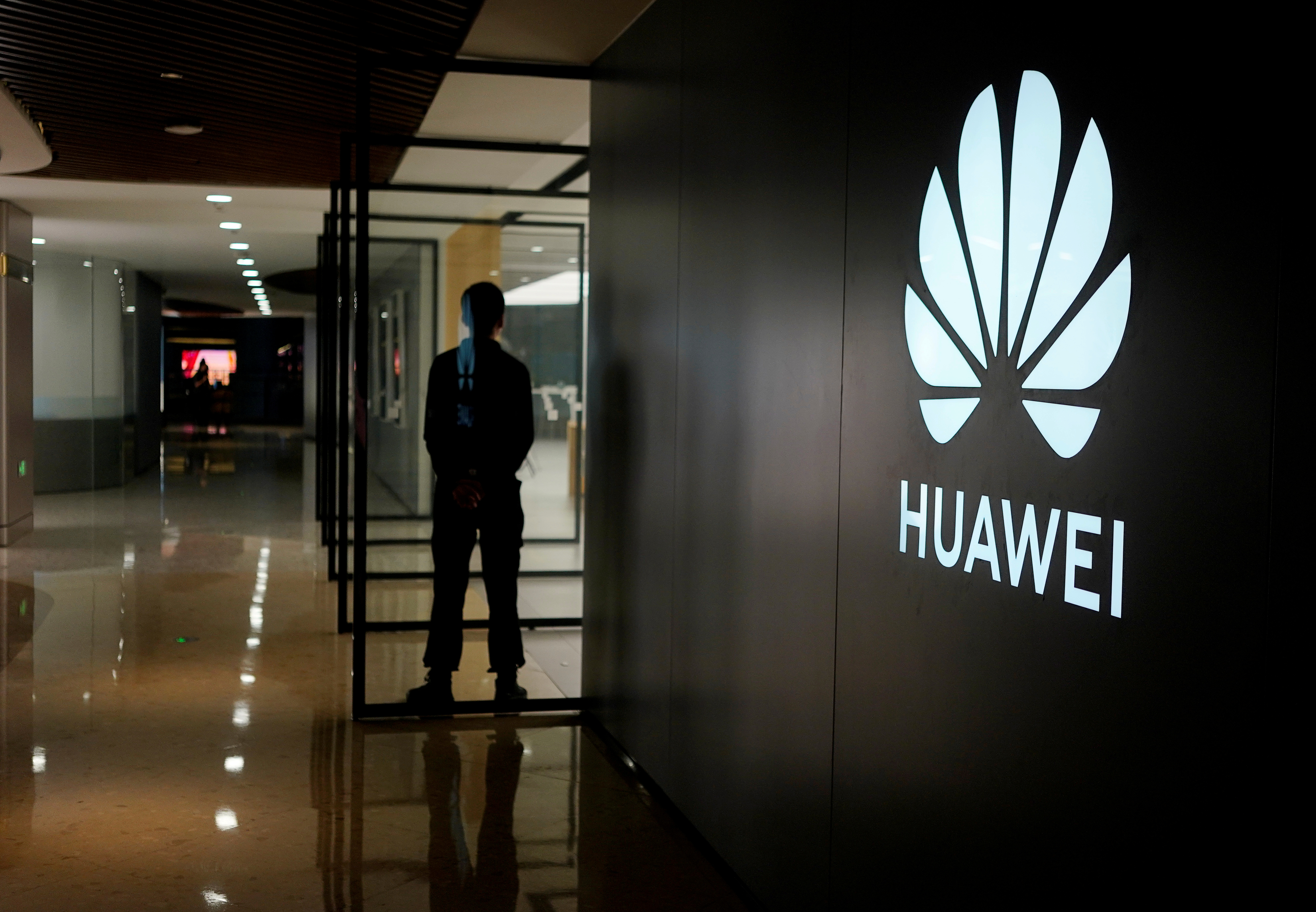 EEUU extiende por 90 días la licencia para hacer negocios con Huawei