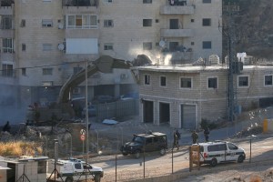 Israel comienza a demoler casas en las afueras de Jerusalén pese a las protestas palestinas