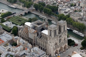 Ola de calor amenaza catedral de Notre Dame tras arrasador incendio