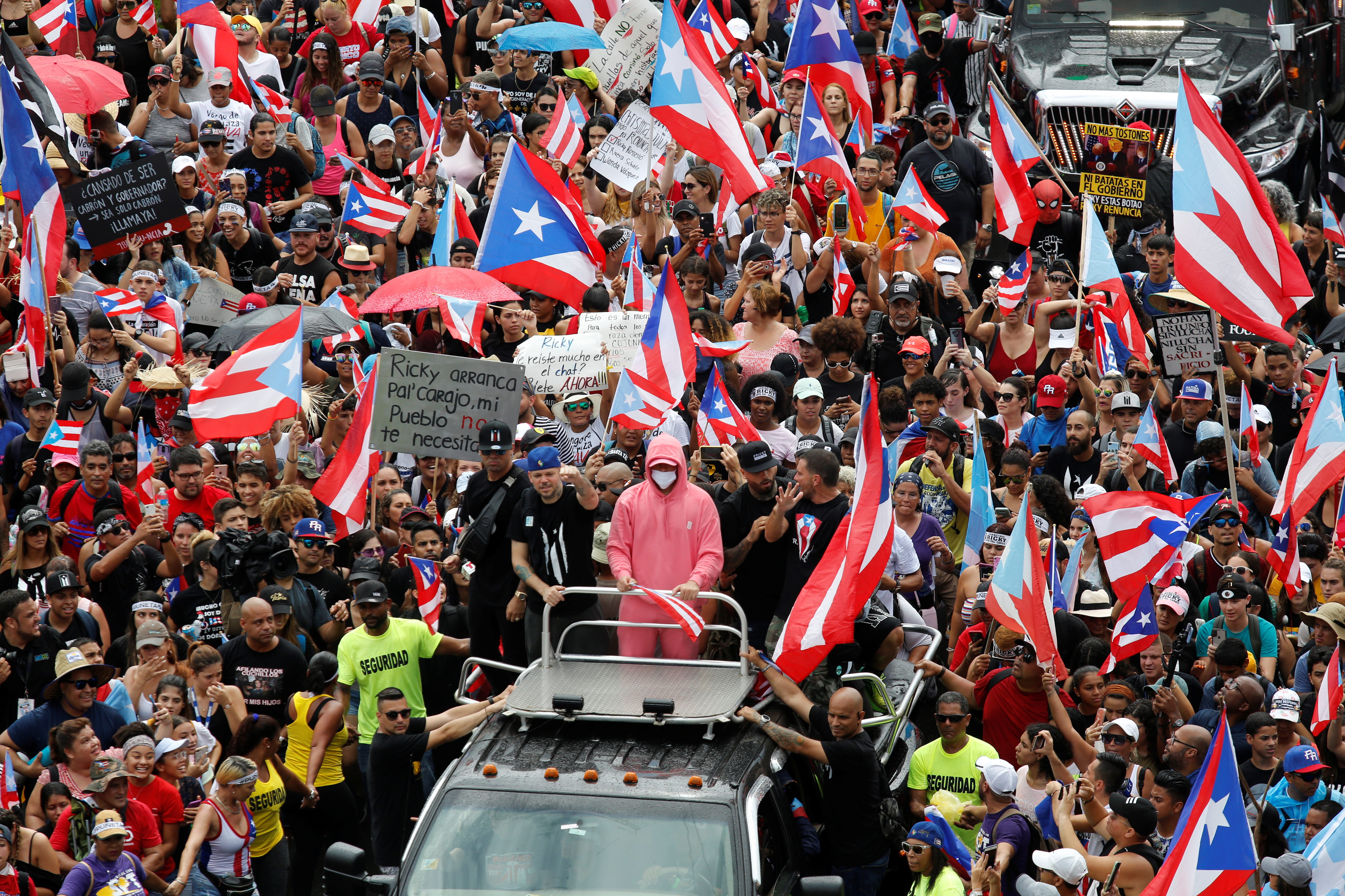 Las protestas creativas en Puerto Rico: Cantar, bucear, perrear y rezar