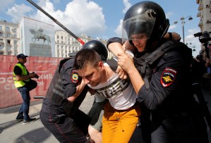 Al menos 30 adolescentes fueron detenidos en una manifestación en Moscú contra Putin
