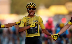 El emotivo recibimiento del colombiano campeón del Tour de Francia en pleno vuelo (VIDEO)
