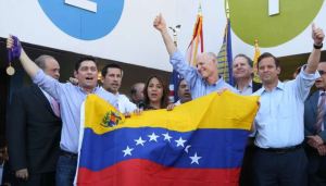 Rick Scott: Un honor conocer a Simonovis, uno de los valientes que Maduro no puede detener
