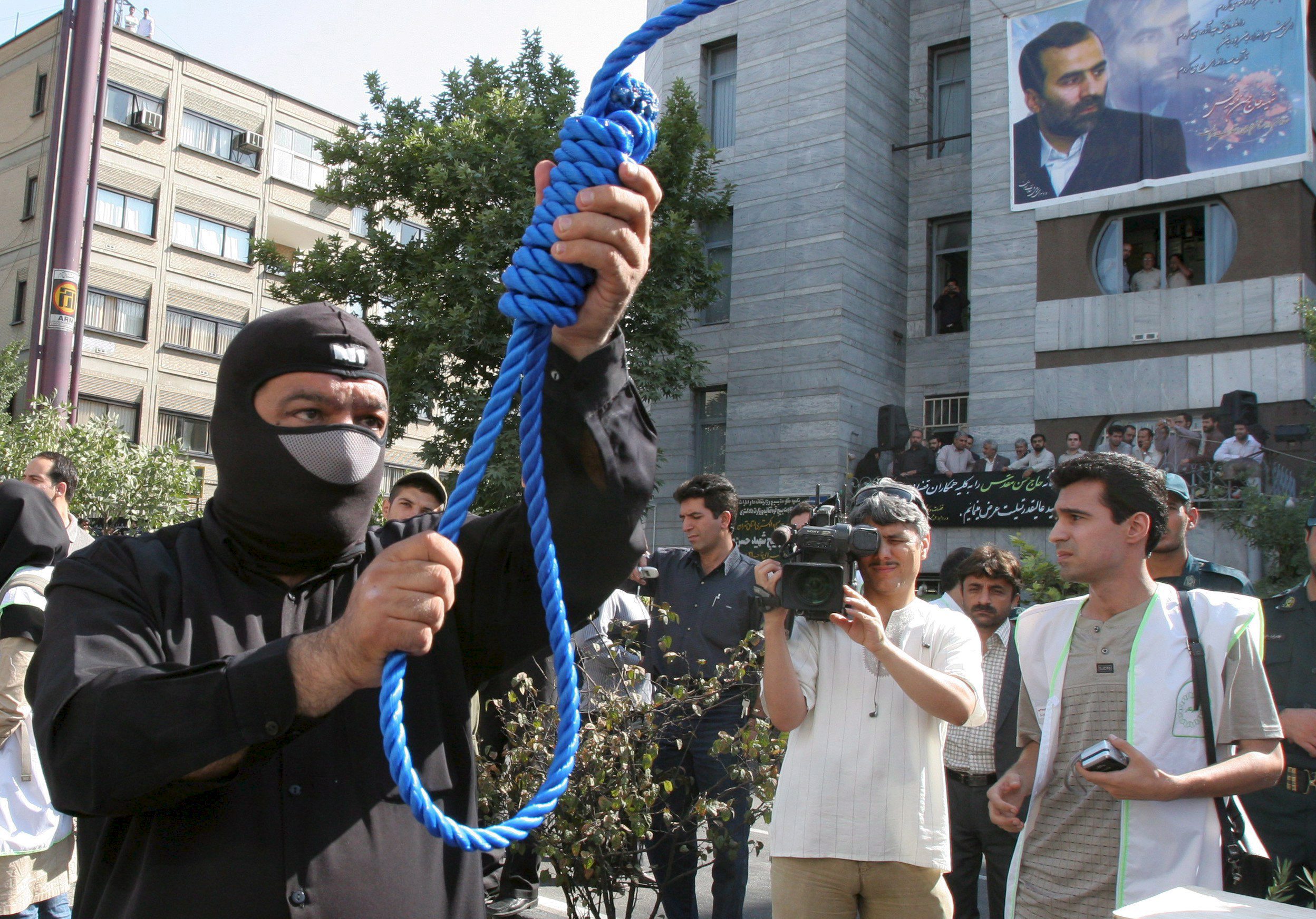 “Colgados de grúas o lapidaciones”: Los brutales métodos de ejecución en Irán