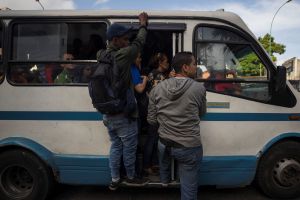 Autobuseros en Caracas comienzan a cobrar 800 bolívares el pasaje