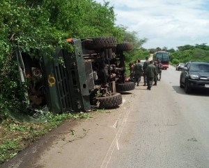 Más de 10 lesionados al volcarse un convoy de la GNB que llevaba milicianos en Anzoátegui (Foto)