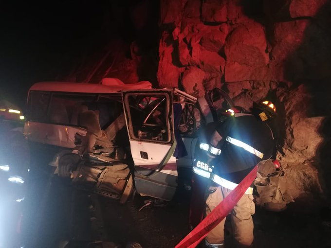 Al menos 19 muertos al chocar minibús contra cerro en ruta de Perú