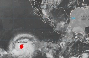 El huracán Barbara alcanza la categoría cuatro mientras sigue alejándose de México