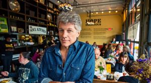 ¡Pensó en los demás! Bon Jovi abrió un restaurante donde personas sin recursos no pagan