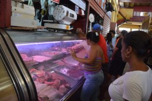 Pollo y carne en La Guaira le siguen los pasos al dólar