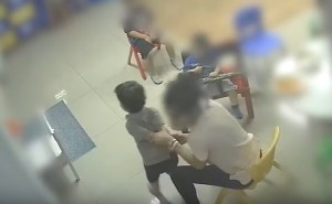 Profesora golpeó, asfixió y obligó a comer vómito a más de 10 bebés (VIDEO)