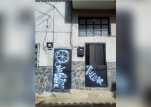 Colectivos rayan puertas de la casa de afiliados de Vente Venezuela en Guárico (foto)