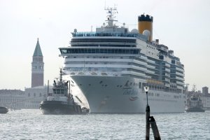 EN VIDEO: El momento en el que un crucero gigante pierde el control en Venecia y evita chocar