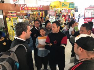 Embajador Carlos Scull se reunió con venezolanos en la frontera de Perú con Chile