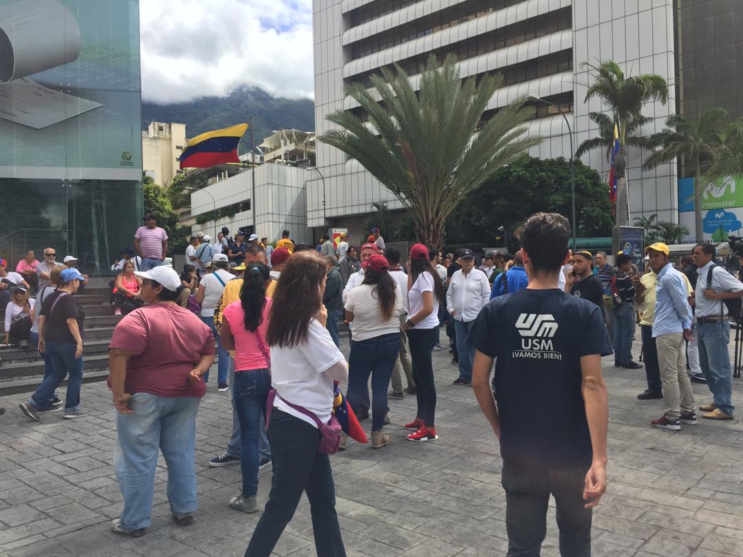 EN FOTOS: Venezolanos comienzan a concentrarse en la sede del Pnud para machar al Dgcim #5Jul