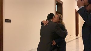 LA FOTO: El emotivo abrazo de Lilian Tintori y Carlos Vecchio al reencontrarse en Washington