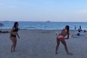 Vas a tener que buscar el VAR para para ver nalgui-pase que hizo Deyna Castellanos en la playa (VIDEO)