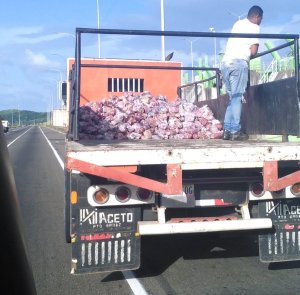 Escombros de Maduro: El régimen entrega carne sin medidas sanitarias en feria socialista de San Félix (Fotos)