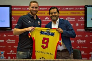 El venezolano Fernando Aristeguieta fue presentado como nuevo jugador del Morelia