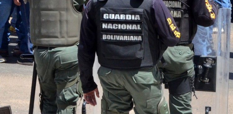 Lanzan granadas a comando militar de Ureña antes de noche buena