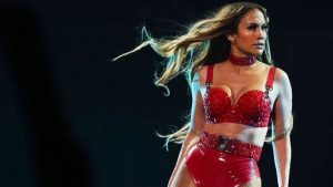 VIDEO: Jennifer Lopez sangró tras golpearse fuertemente en la cabeza